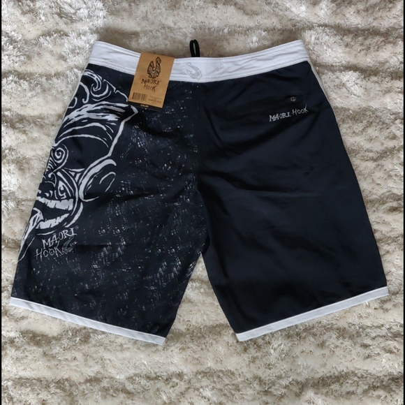 🎉Host Pick🎉 NWT tiki mask board shorts - Picture 2 of 4